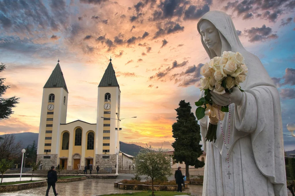 Mir i duhovna povezanost: Kip Djevice Marije pred crkvom u Međugorju