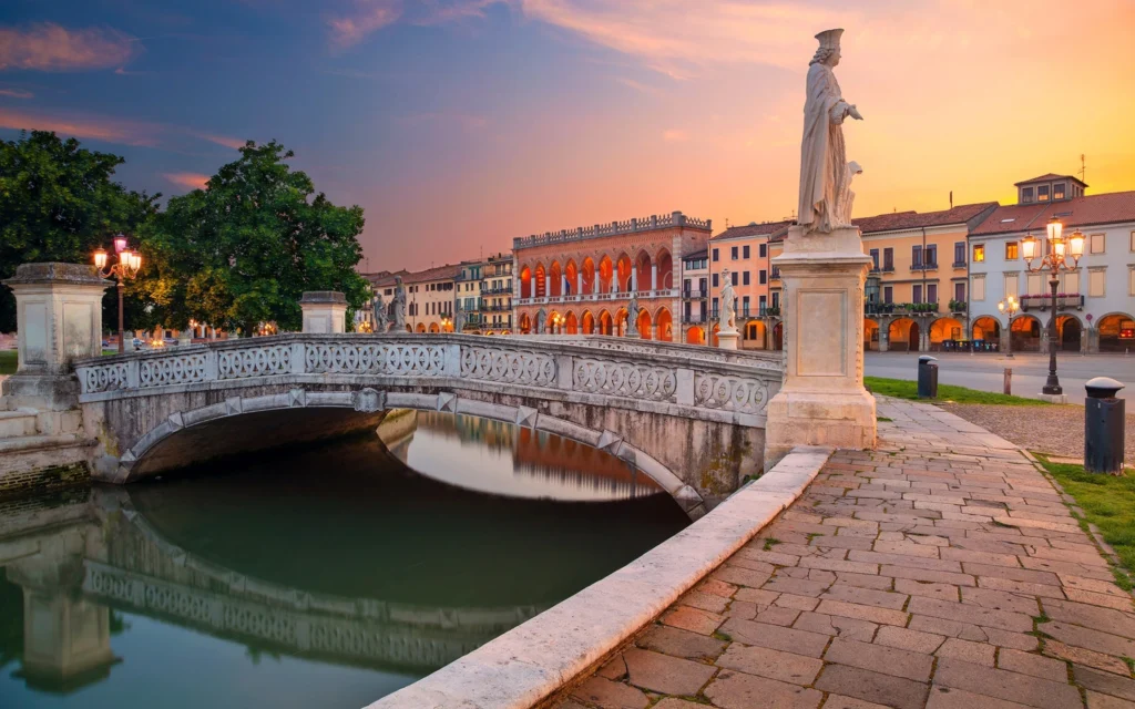 Most i kipovi na Prato della Valle u Padovi tijekom zalaska sunca