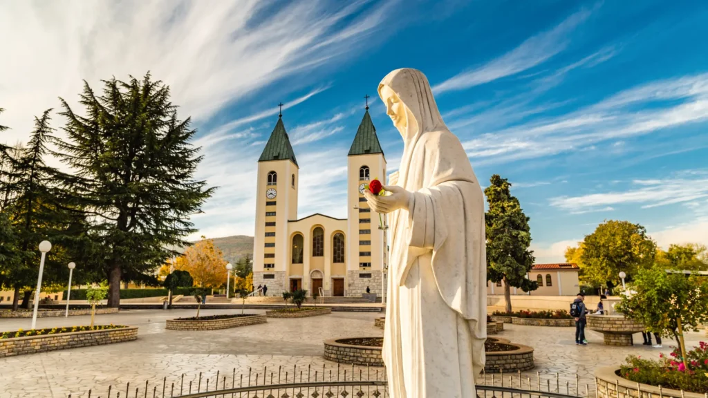 Kip Gospe u Međugorju, simbol nade i vjere, smješten ispred crkve