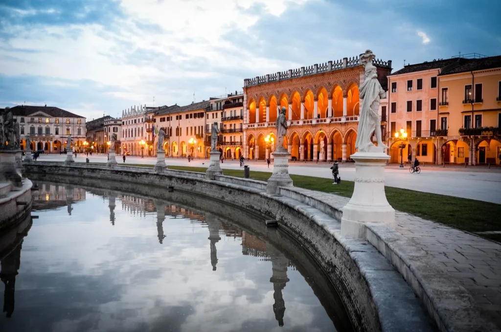 Prato della Valle u Padovi – jedno od najvećih trgova u Europi, poznato po svojoj eleganciji i povijesti