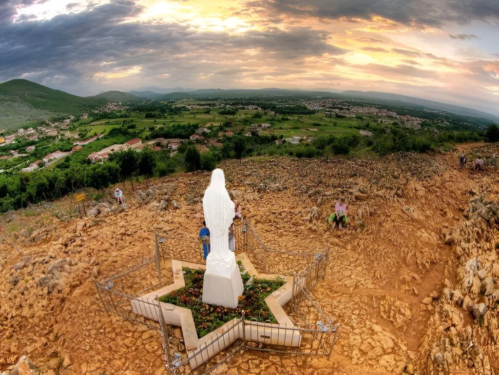 Kip Gospe na Brdu Ukazanja u Međugorju, mjesto koje je postalo simbol vjere i duhovne inspiracije